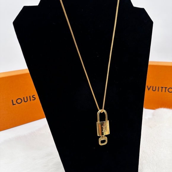 LOUIS VUITTON LV Lock and Key Set NECKLACE With New 18" Mesh Chain - Picture 1 of 3